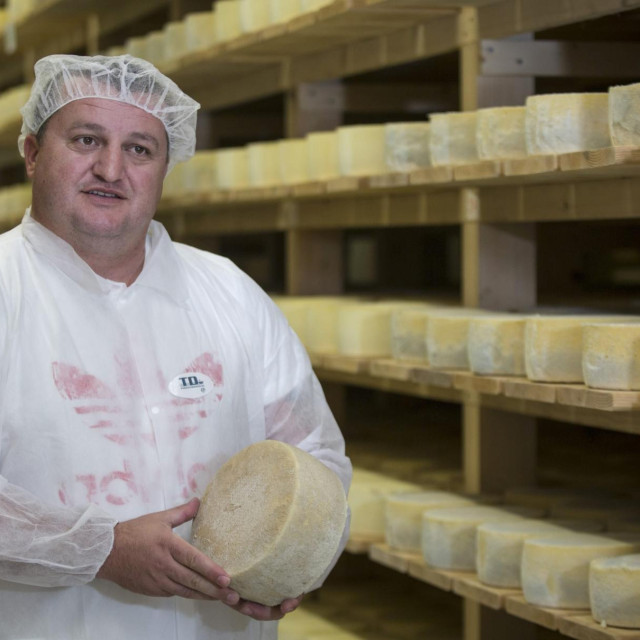 Proizvodni pogon sirane Puđa u gospodarskoj zoni Čaporice
Na fotografiji: Ljubo Pudja, vlasnik sirane