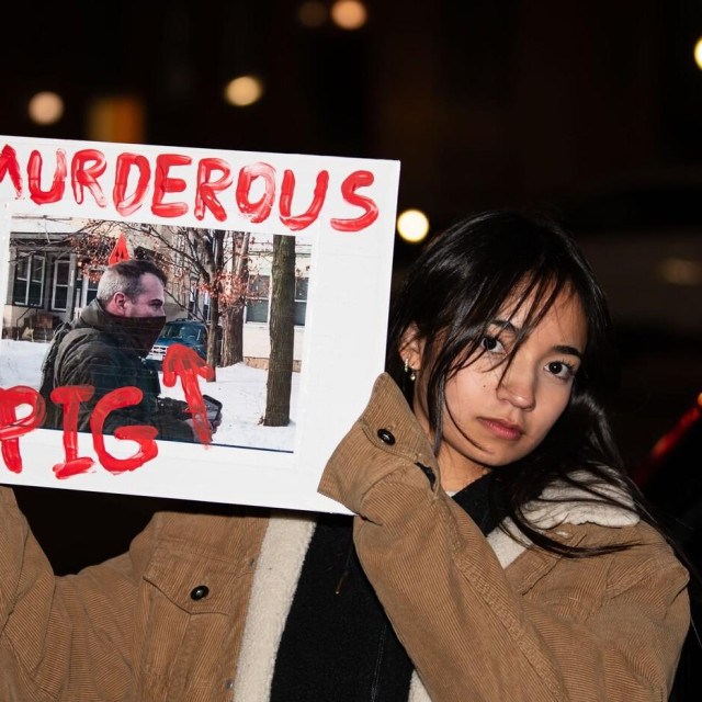 Prosvjednica u Salt Lake Cityju sa fotografijom Jonathana Rossa, kojeg smatra ubojicom