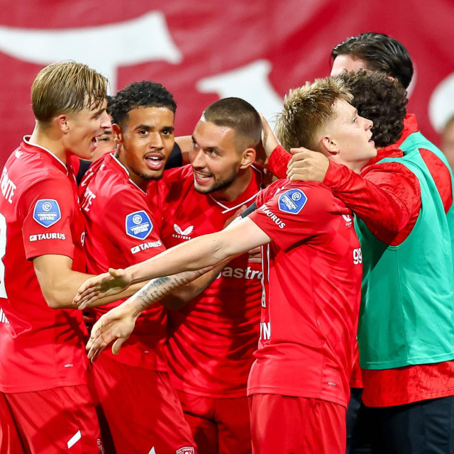 Marko Pjaca u slavlju prvijenca sa suigračima iz Twentea