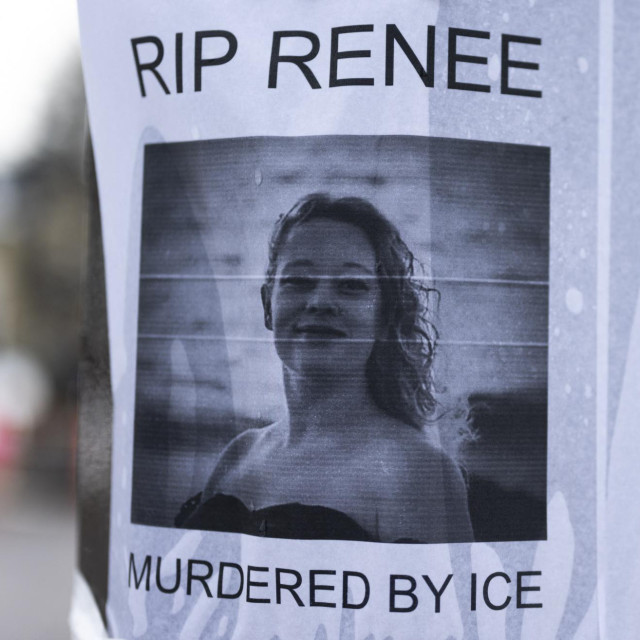 Portret Renee Nicole Good postavljen na stup ulične rasvjete nedaleko od mjesta ubojstva u Minneapolisu 8. siječnja 2026. godine