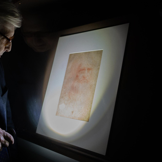 Muškarac gleda autoportret Leonarda Da Vincija