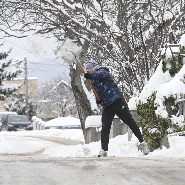 Građani čiste zaleđene ulice u Zagrebu