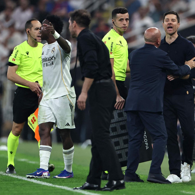 Xabi Alonso viče na Diega Simeonea