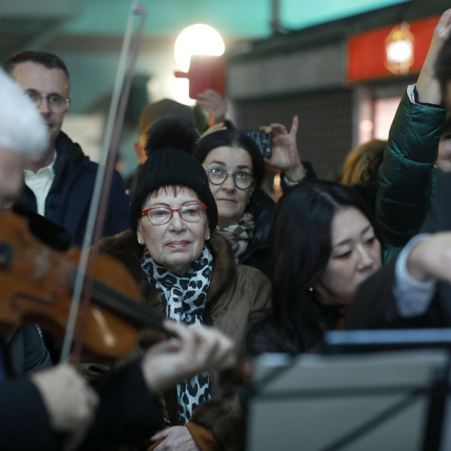 Zagrebacki solisti odrzali su tradicionalni besplatni koncert za gradjane na tržnici Dolac u čast obilježavanja 72. godine djelovanja