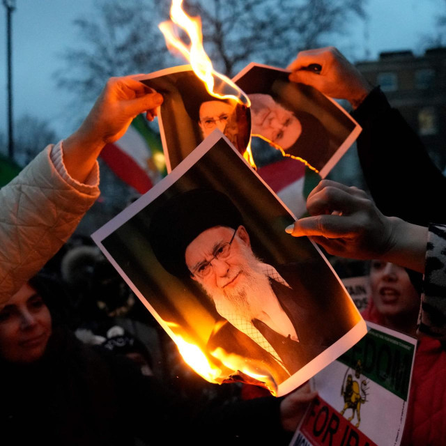 Prosvjednici u Londonu pale fotografije ajatolaha Homeinija