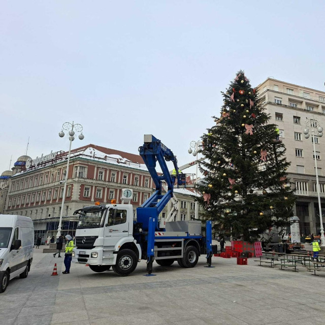 Uklanjanje jelke s Trga