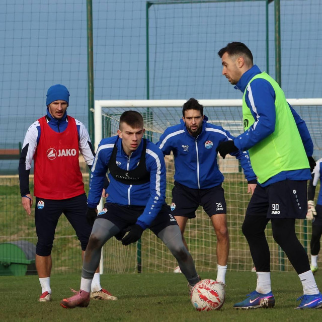 Adriano Jagušić i suigrači na treningu Slavena Belupa
