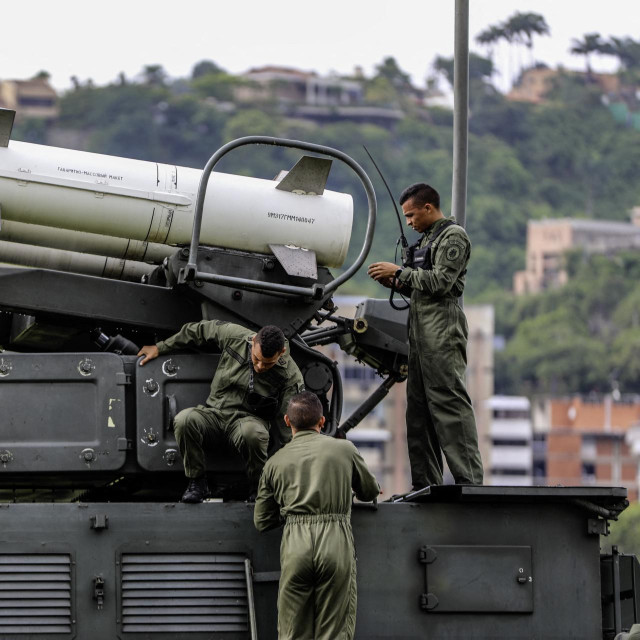 Na fotografiji koju su 12. studenoga 2025. objavile Bolivarijanske nacionalne oružane snage Venezuele (FANB), pripadnici vojske u Caracasu pregledavaju raketni sustav ruske proizvodnje Buk M2E tijekom vježbe održane dan ranije. Na raketi je istaknut natpis „Antikolonijalist”