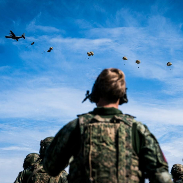 Ilustracija: Padobranci tijekom velike vježbe zračnog napada, u kojoj su zrakoplovi raznih NATO partnera ispustili oko 500 potpuno opremljenih francuskih, poljskih i nizozemskih vojnih padobranaca