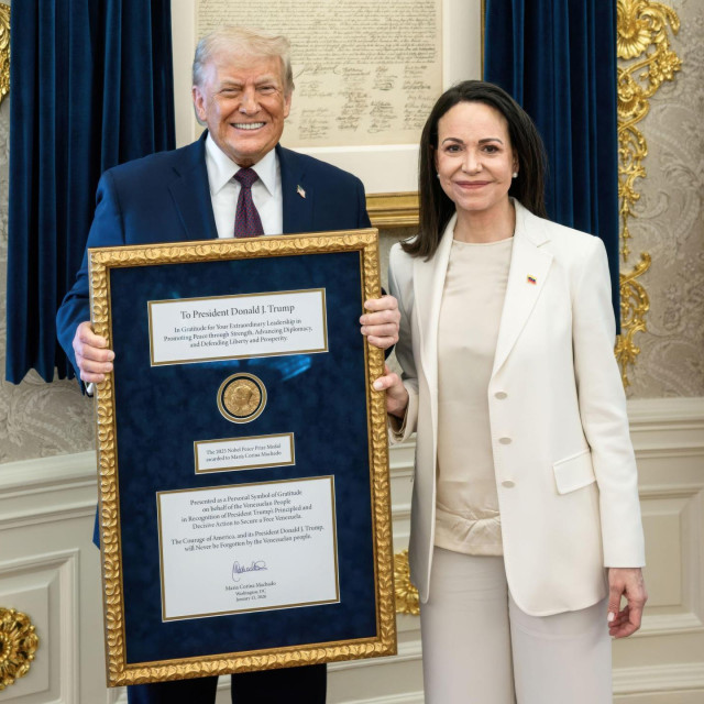 Lako je okriviti sirotu Mariju Machado za uvlačenje jer ona može mirno uzvratiti da se uvlači najopasnijem liku na planetu