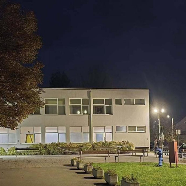 očevid u dvorištu škole u Glini nakon pucnjave