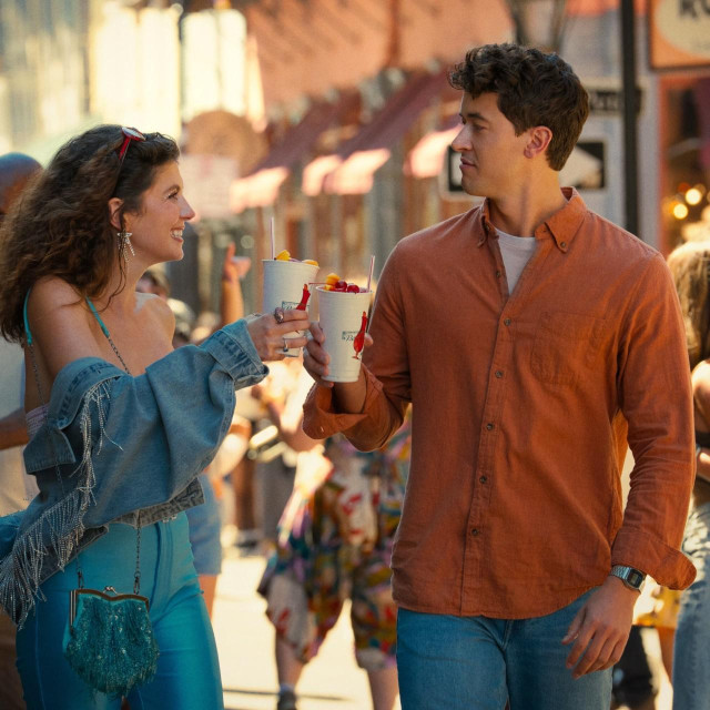 PEOPLE WE MEET ON VACATION, from left: Emily Bader, Tom Blyth, 2026. ph: Michele K. Short /? Netflix/Courtesy Everett Collection
