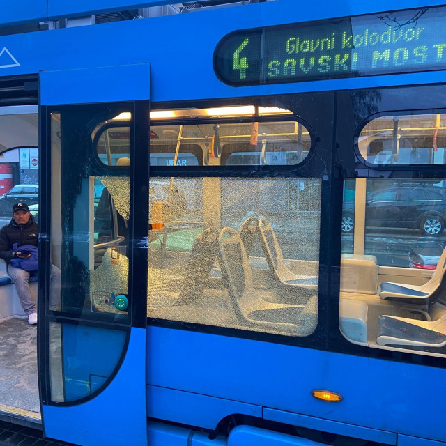 Sudar tramvaja i kombija na Kvatriću