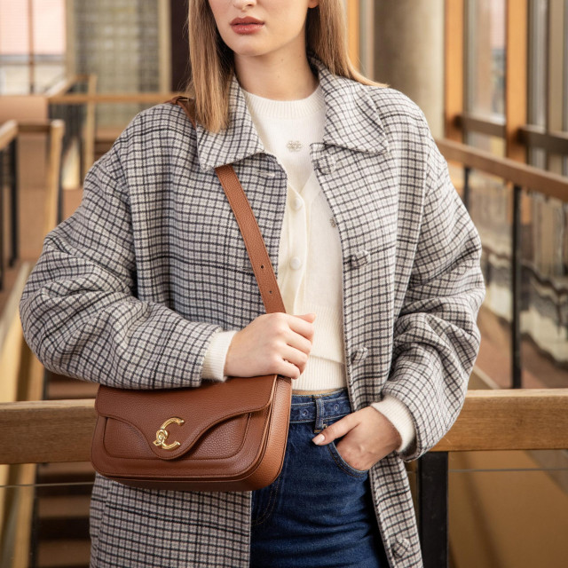 COCCINELLE C‑ME je svestrana torba s jasno definiranim linijama, idealna za svaki dan