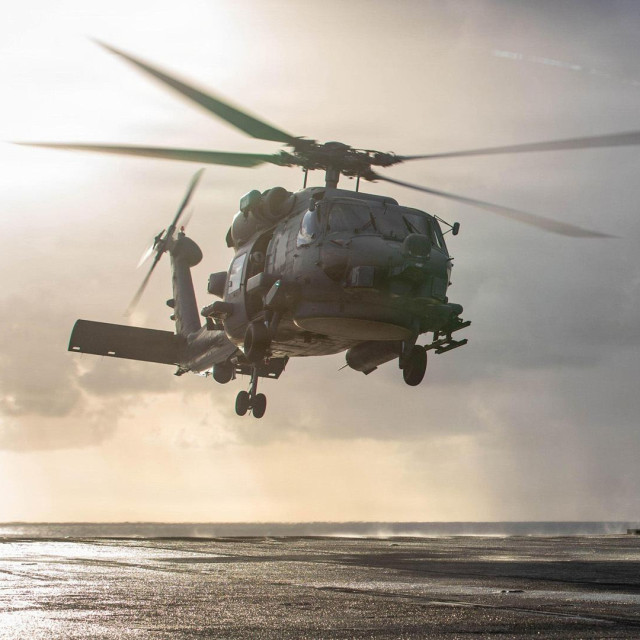 Helikopter slijeće na američki nosač aviona USS Gerald Ford
