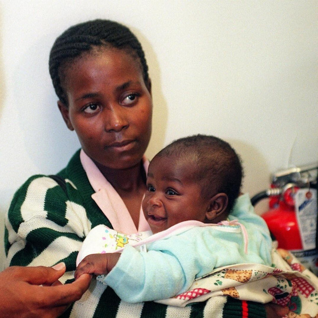 Cecilia Chirindza i Rosita u srpnju 2000. godine