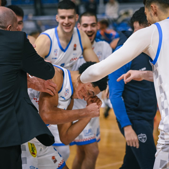 Igrači i struka kluba iz Širokog Brijega pozdravljaju Stronga koji odlazi u grčki Iraklis