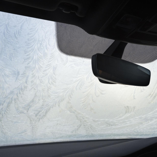 Led na vjetrobranu s unutarnje strane