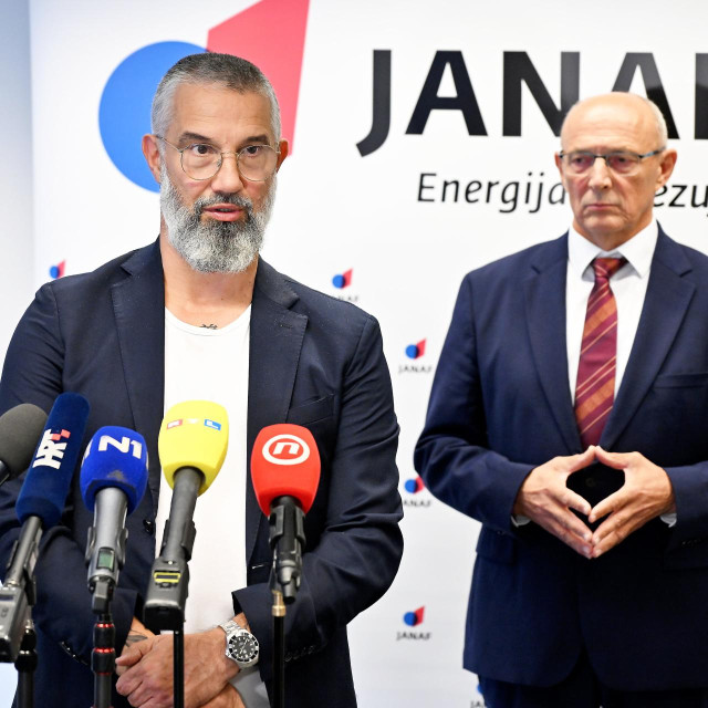 Nadzorni odbor Jadranskog naftovoda unatoč zahtjevu predstavnika radnika u tom tijelu, nije raspravljao o odgovornosti člana Uprave Vladislava Veselice zbog nedostatka kvoruma.
Na fotografiji: Vladislav Veselica, Stjepan Adanić
 