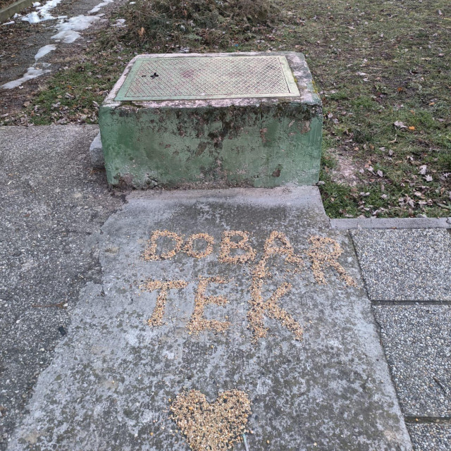 Na Trnju, nepoznata osoba ispisala je ”Dobar tek” ptičjom hranom