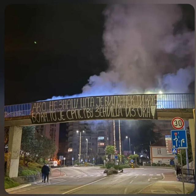 Transparent postavljen jučer na ulazu u Tivat kojim je netko Hrvatima ”čestitao” njihov praznik u susjednoj zemlji