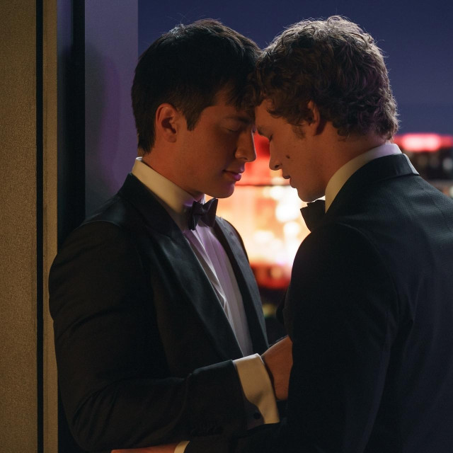 ”Vruće suparništvo” je priča o ljubavi dvojice hokejaša Shanea Hollandera (Hudson Williams) i Ilye Rozanova (Connor Storrie)