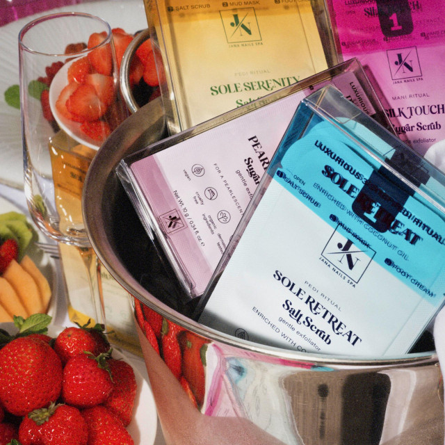 Oba seta za pedikuru uključuju salt scrub, mud mask i foot cream