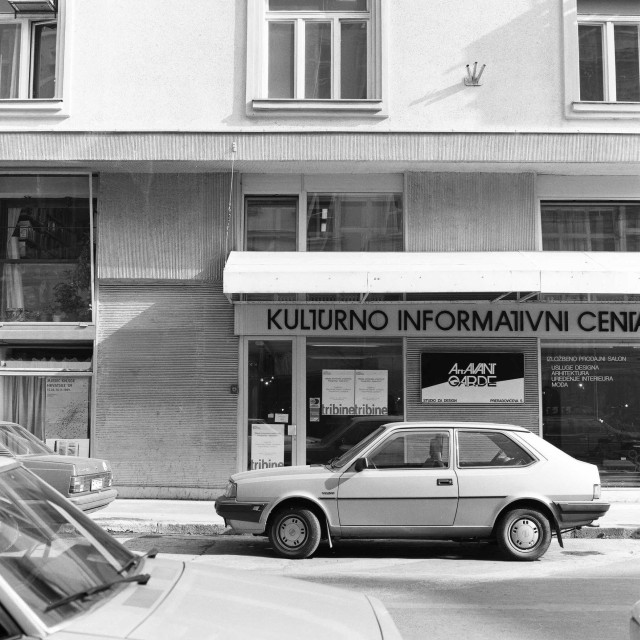 Pročelje KIC-a, 1989.
