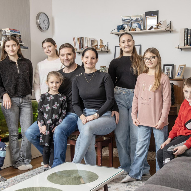Franka Prižmić, finalistica ‘The Voice Kidsa‘ sa svojom obitelji.
Na fotografiji: Domina i Perica Prižmić sa svoje sedmero djece, kćerkama Tonkom, Frankom, Josipom; Lucijom i Magdalenom i sinovima Josipom i Vinkom