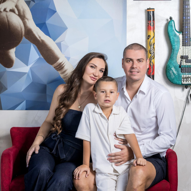 -Gloria- Zagreb, 250825. Kosarkaski trener Dino Repesa sa suprugom i sinom.