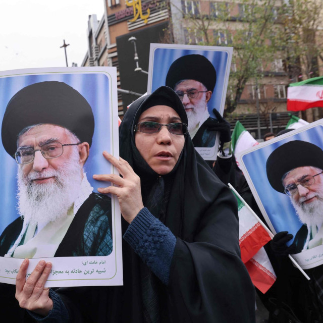 Iranke drže portrete iranskog vrhovnog vođe ajatolaha Alija Hameneija tijekom pokopa pripadnika snaga sigurnosti ubijenih u nedavnim prosvjedima u Teheranu 14. siječnja 2026.