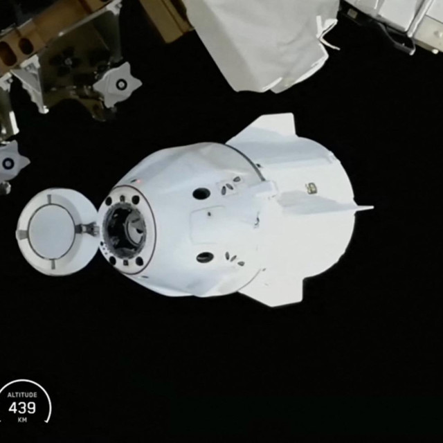 Ovaj kadar iz prijenosa uživo na platformi NASA+ prikazuje letjelicu SpaceX Crew Dragon Endeavour s NASA-inim astronautima Mikeom Finckeom i Zenom Cardman, astronautom Japanske agencije za istraživanje svemira (JAXA) Kimiyom Yuijem te kozmonautom Roscosmosa Olegom Platonovom prilikom odvajanja od Međunarodne svemirske postaje (ISS) 14. siječnja 2026.