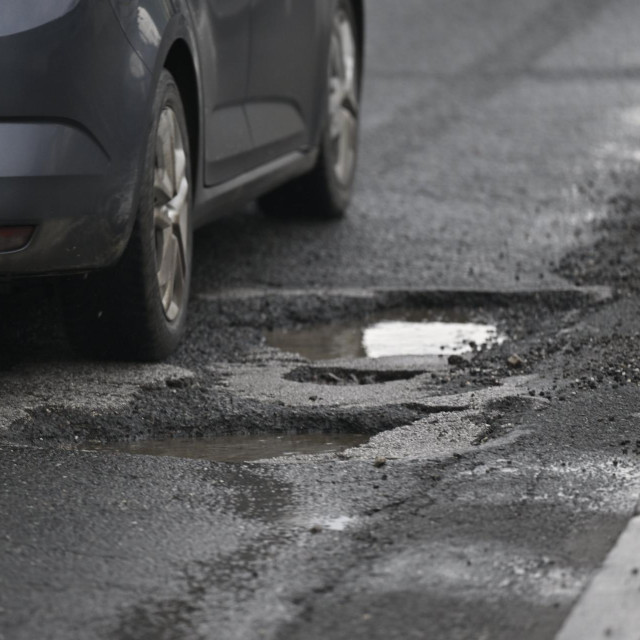 Kolnik na aveniji Većeslava Holjevca
 