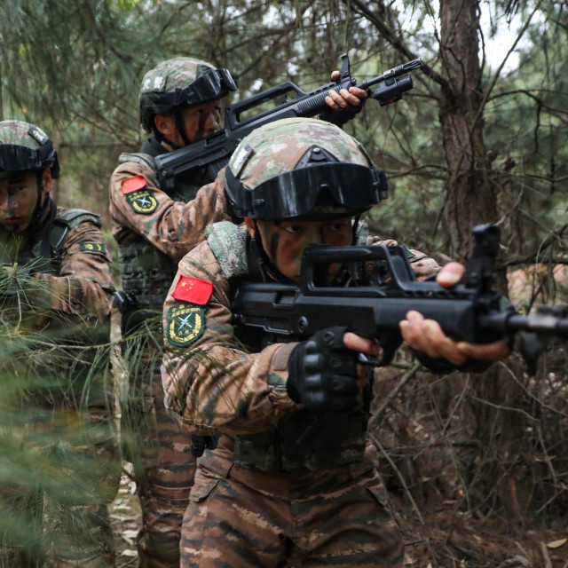 Pripadnici snaga za specijalne operacije kineske tijekom terenske borbene obuke u gradu Baise, u autonomnoj regiji Guangxi Zhuang na jugu Kine, 10. ožujka 2022.
