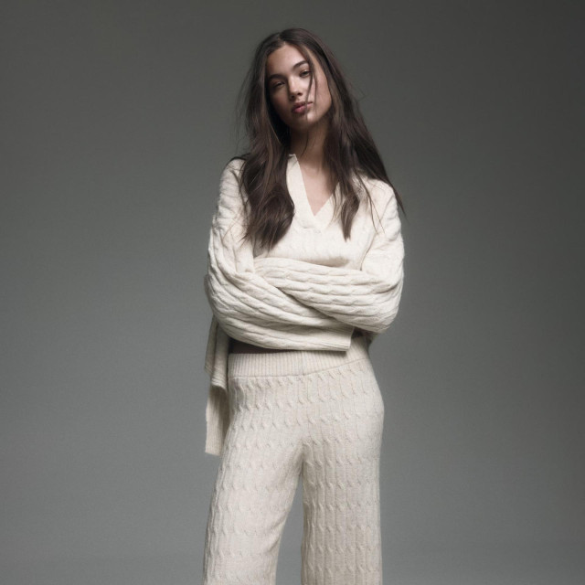 Bež nijansa kompleta sjajno će se uklopiti s bogatim tonovima jesensko/zimske garderobe