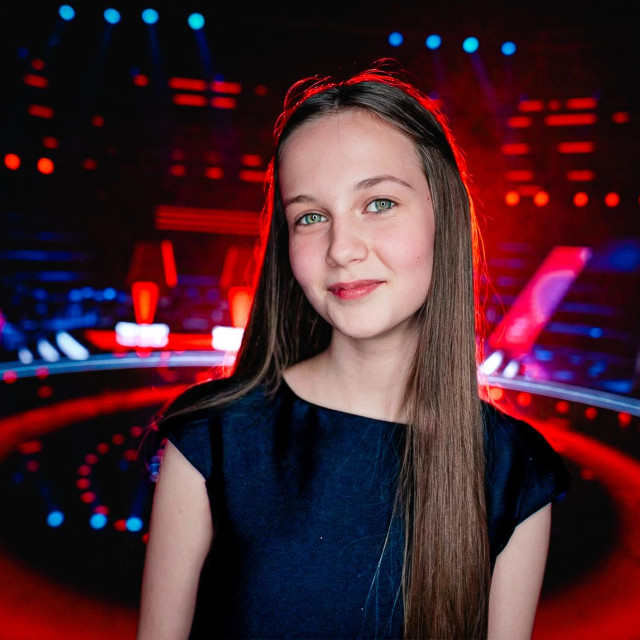 „Odrastam u velikoj, toploj i podržavajućoj obitelji. Roditelji me bodre da ostvarim svoje snove i da uvijek ostanem svoja”, govori Ana koja ima i braću; Jakova i Isaka