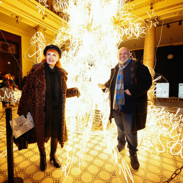 Saša Šekoranja je majstor riječi koliko i dizajna, akademski slikar, scenograf, dizajner interijera, florist... Iznimna pojava na našoj kulturnoj sceni