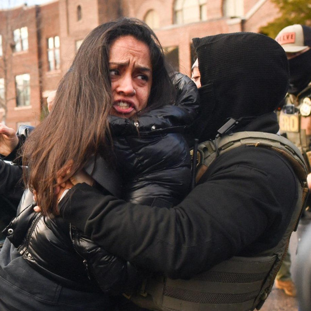 Agent ICE-a uklanja ženu koja prosvjedovala pokraj njihovog vozila u Minneapolisu