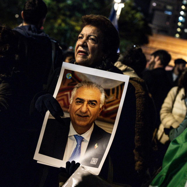 Pristaše Reze Pahlavija s njegovom fotografijom