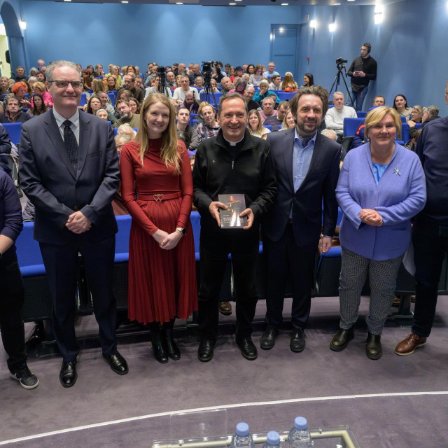 Tribina Glasa koncila pod nazivom ‘Beskompromisna politika katolika‘. Na fotografiji: Krunoslav Puškar, Vice Batarelo, Dijana Zavrski, Josip Mužic, Branimir Stanić, Željka Markić i Jakov Žižić.