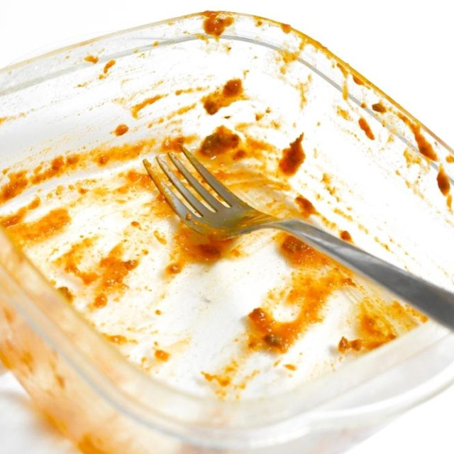 Masnom hranom uprljana plastična posuda jedan je od najizazovnijih predmeta za pranje