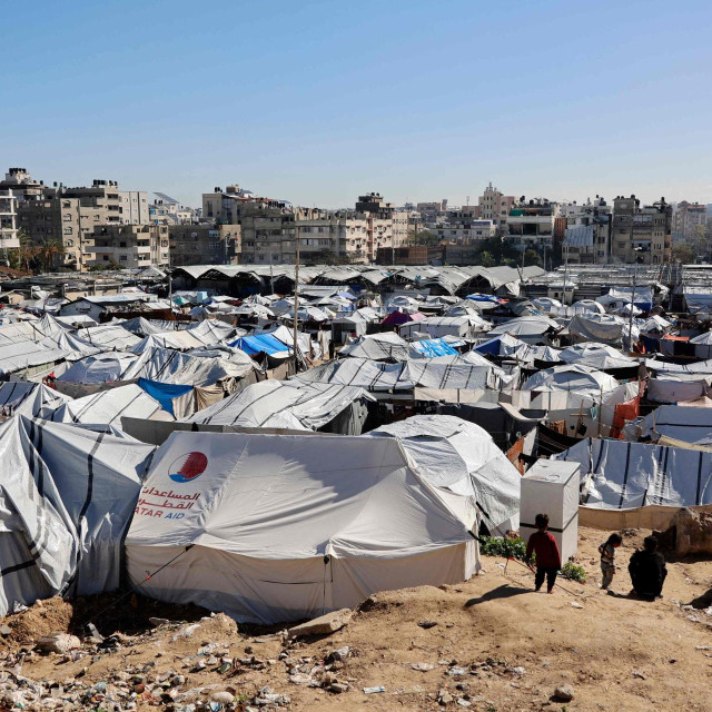Šatori u kojima su smještene izbjegle palestinske obitelji podignuti su na praznom zemljištu u gradu Gazi, 11. siječnja 2026. godine