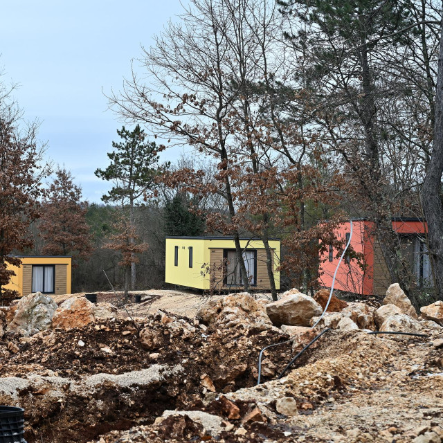 Budući kamp sastojat će se od 16 kućabungalova od punog drva, te 12 mobilnih kućica. U sklopu kompleksa planirani su vanjski i unutarnji grijani bazen, restoran, teretana te poseban prostor-učionica za djecu digitalnih nomada