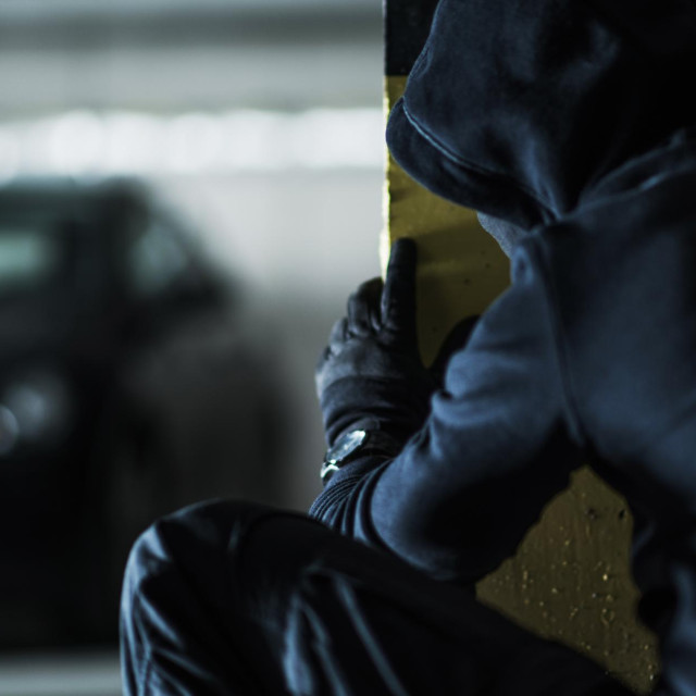 Lopov u garaži stambene zgrade (ilustracija)