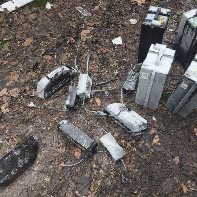 oštećene baterije koje su bile na punjaču koji je planuo