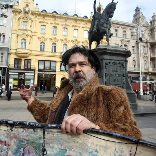 Hrvoje Gospočić, pod pseudonimom Vaso New Picasso, izvodi performans ”Vizualizacija Brexita” na Trgu bana Josipa Jelačića u Zagrebu, 1. veljače 2020. godine