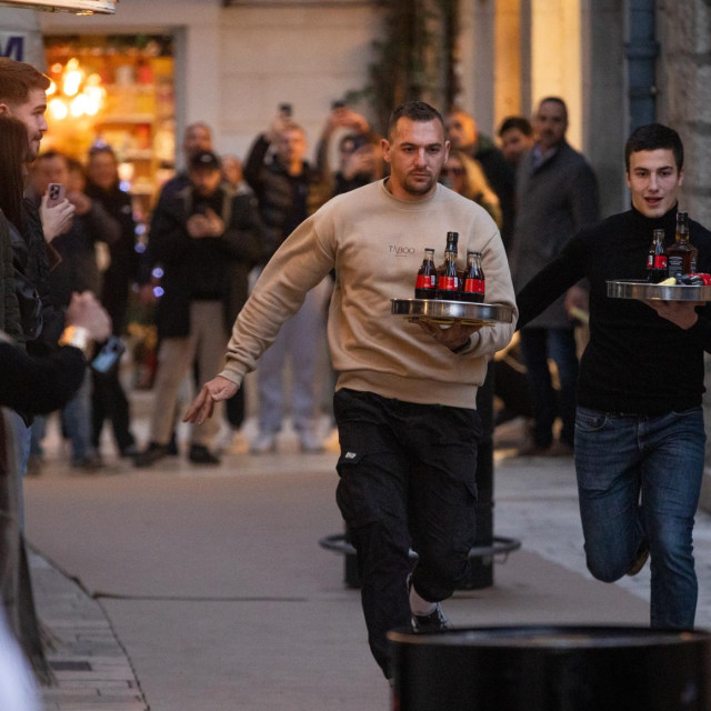 Split, 271225.
Odrzana je Treca tradicionalna bozicna utrka konobara, u sklopu adventskog programa Besa Me Mucho - Advent na Obrovu.