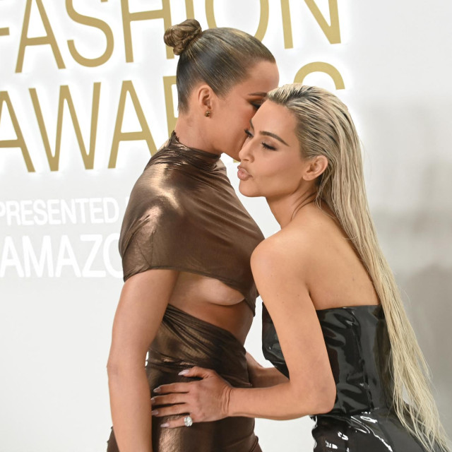 Khloe Kardashian i Kim Kardashian, 2022. godine