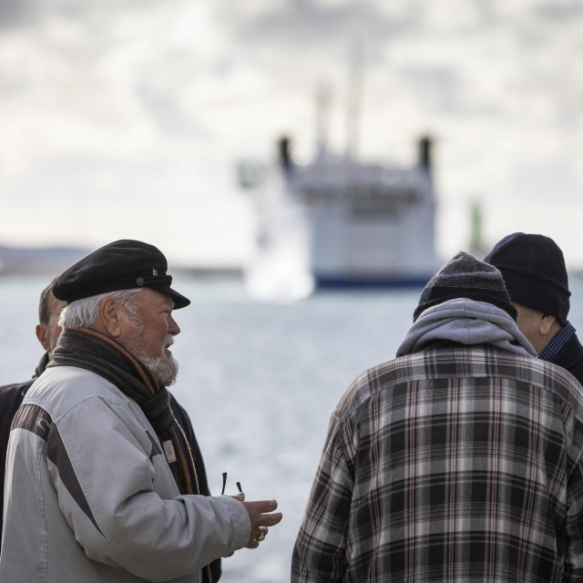 Muškarci u prijevremenu mirovinu mogu otići s navršenih 60 godina života i 35 godina mirovinskoga staža, a od 1. siječnja 2030. izjednačit će se uvjeti za žene i muškarce