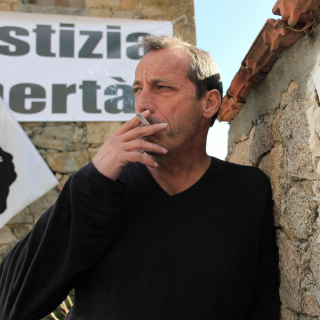 Predsjednik nogometnog kluba AC Ajaccio Alain Orsoni tijekom štrajka glađu u svom domu u Veru pokraj Ajaccia. Fotografija snimljena 7. ožujka 2012. prikazuje Orsonija koji je štrajkom pokušao ishoditi puštanje na slobodu svog sina Guya, tada u istražnom zatvoru